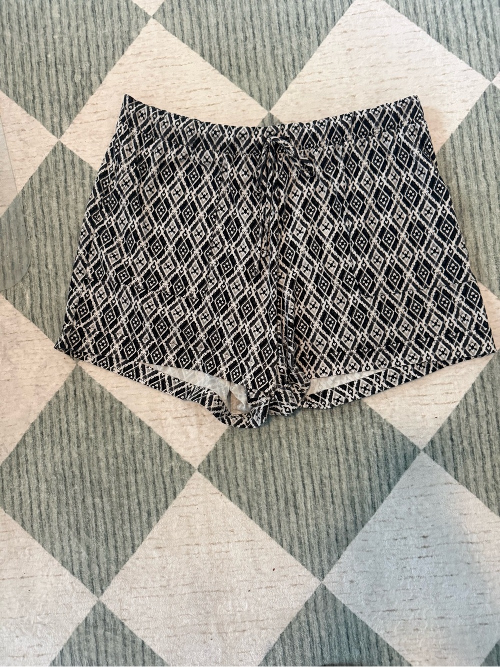 LuLaRoe Women’s 3XL Black White Geometric Print Pull-On Shorts Tie Waist